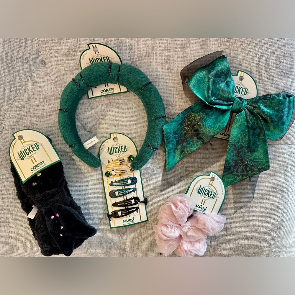 Wicked Limited Edition Hair Accessories Bundle Glinda and Elphaba - 5 Items
{1}